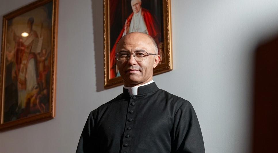 Padre Françoá Costa foi excomungado após se aliar a grupo 'proibido' pela Igreja