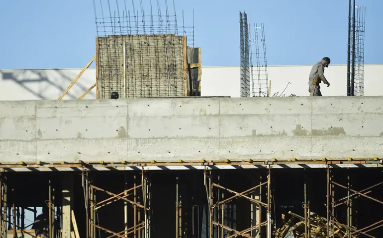 Intenção de investimento da indústria da construção cai ao menor nível em 28 meses, diz CNI