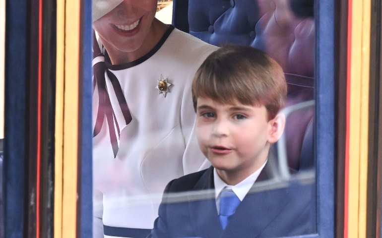 Príncipe Louis protagoniza momentos fofos em primeira aparição oficial da mãe, Kate Middleton; veja vídeos