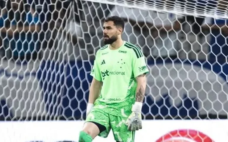 Goleiro do Cruzeiro se manifesta após ofensas de Walace: 'Tenho meu caráter'