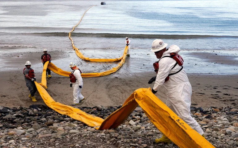 Califórnia processa governo Trump por planos de reiniciar oleodutos ao longo da costa