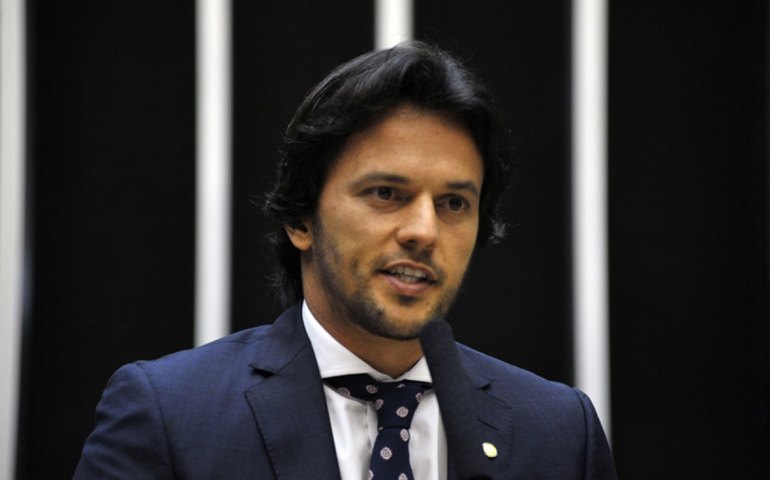 Na herança familiar de Faria, rádios e política