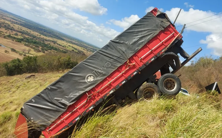 Carreta perde freio e despenca de ribanceira na Serra das Pias