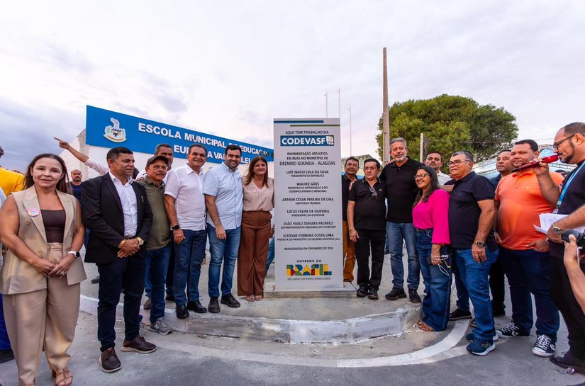 Ao lado de Arthur Lira, prefeita Ziane Costa entrega títulos de terra, pavimentação e sistemas de irrigação em Delmiro