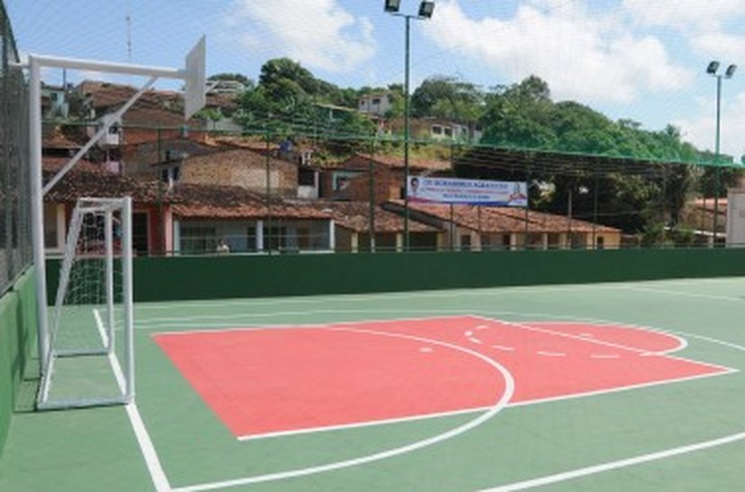 Rui Palmeira entrega quadra de poliesportiva no Salvador Lyra