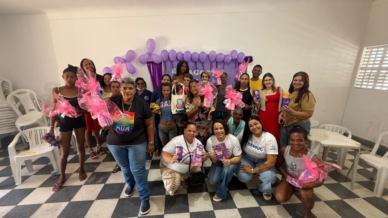 Ação do Agosto Lilás orienta população em situação de rua sobre violência contra a mulher