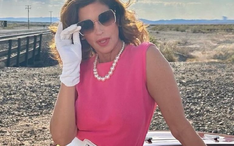 Cindy Crawford recria icônico comercial 31 anos depois