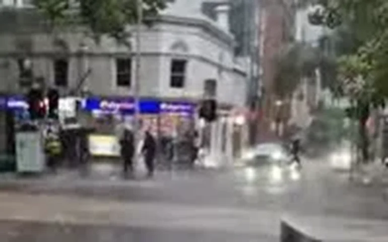 Água jorra em Melbourne após forte tempestade atingir a cidade