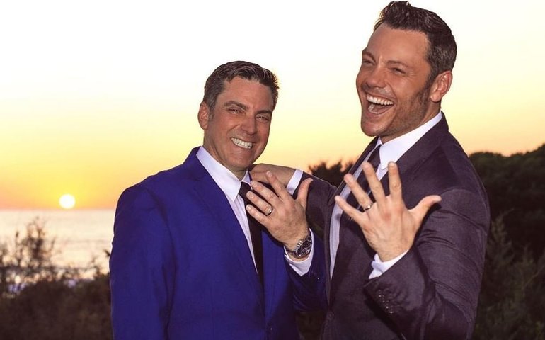 Cantor italiano Tiziano Ferro e marido adotam dois bebês