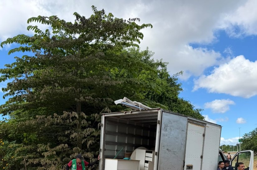 Prefeitura apreende caminhão que realizava descarte irregular na Santa Lúcia