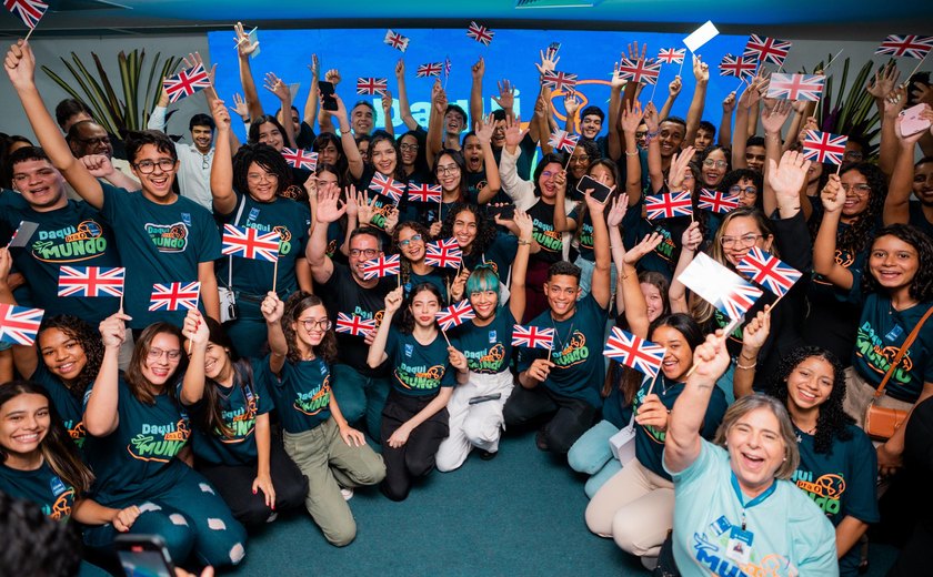 Governador entrega kits para viagem dos 50 estudantes do Daqui Pra o Mundo