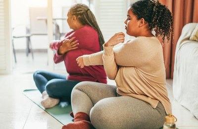 Da calistenia ao muay thai: 1,9 milhões de buscas por treinos em casa refletem o impacto das baixas temperaturas na prática de exercícios