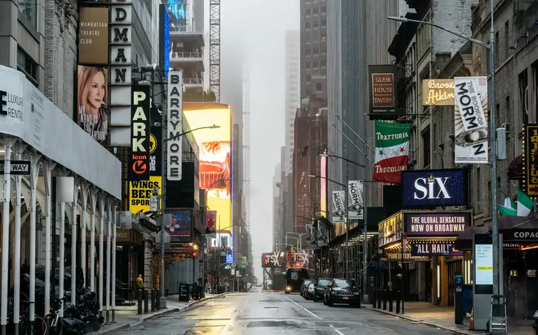 Com 1.035 diamantes e autógrafo único, edição de 'Bonequinha de luxo' está à venda por R$ 7,5 milhões