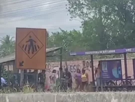 'Água é direito': moradores fecham BR-104 em Rio Largo após 7 dias de torneiras secas; há denúncias de agressão da PRF