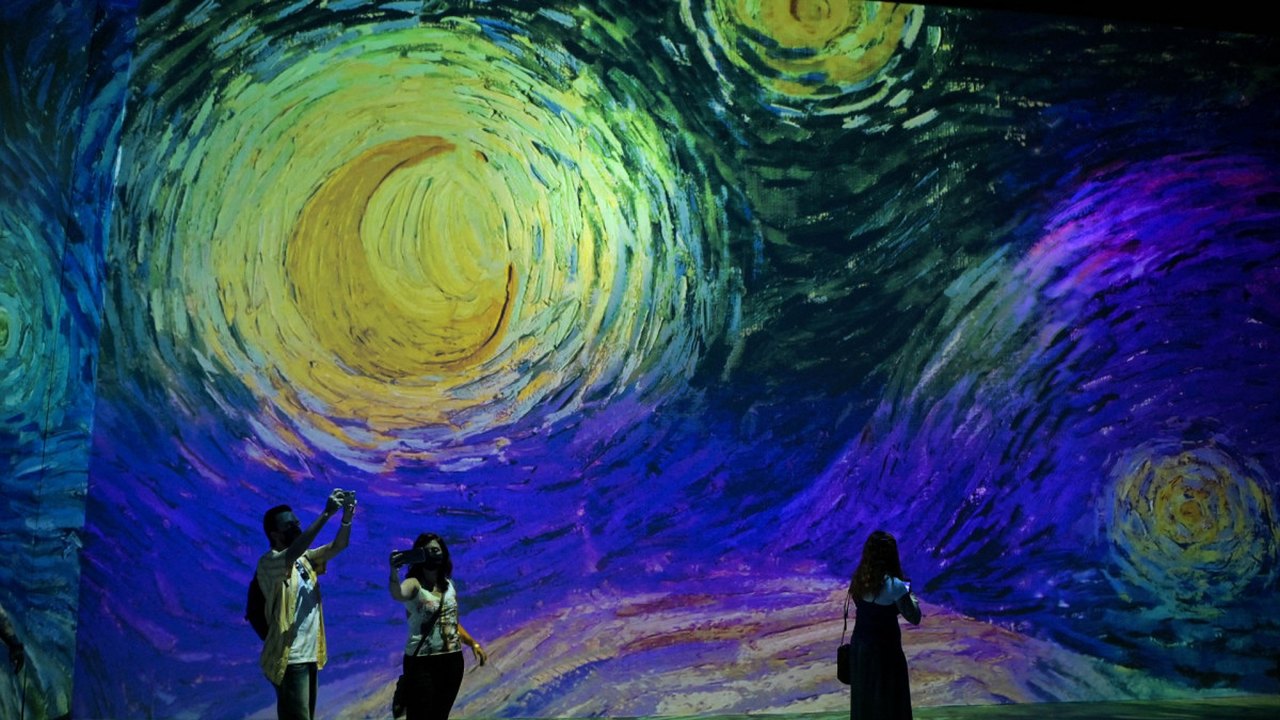 Uma viagem imersiva por céu, cores e flores de Van Gogh