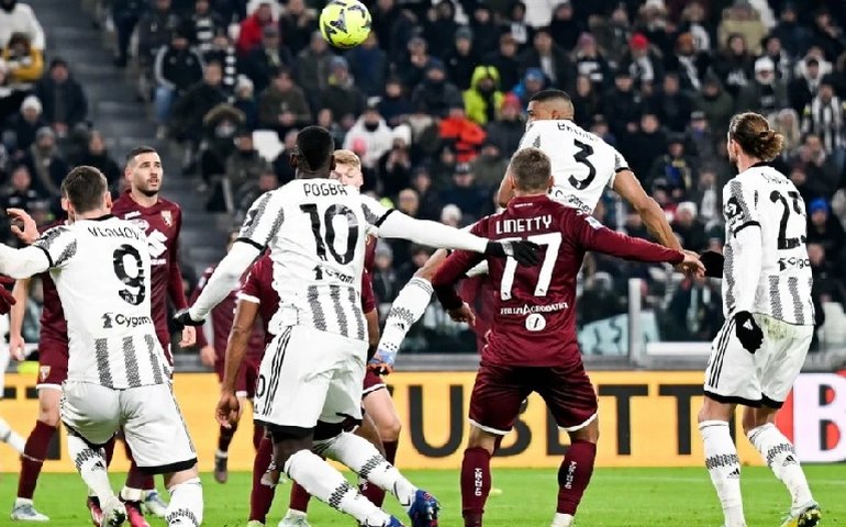 Brasileiros marcam, Juventus vira sobre o Torino e fica a 5 pontos da Liga Europa