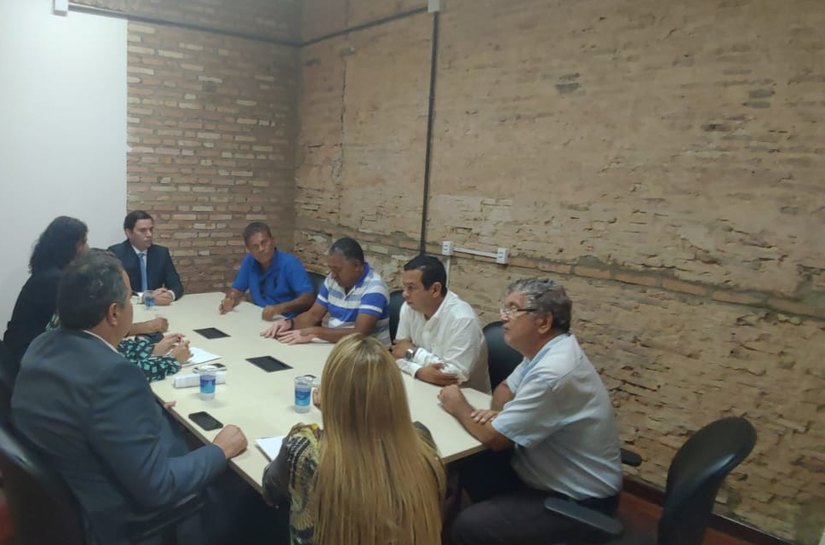 Presidente da Câmara recebe taxistas e conversa sobre regulamentação de transporte por aplicativos
