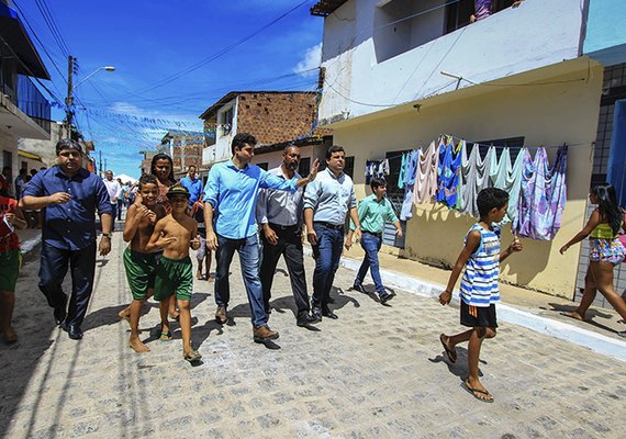 Maceió: Rui Palmeira entrega obras de infraestrutura em ruas do Jacintinho