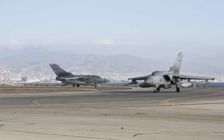 Base militar dos EUA próxima ao aeroporto de Bagdá sofre ataque com foguetes e drones