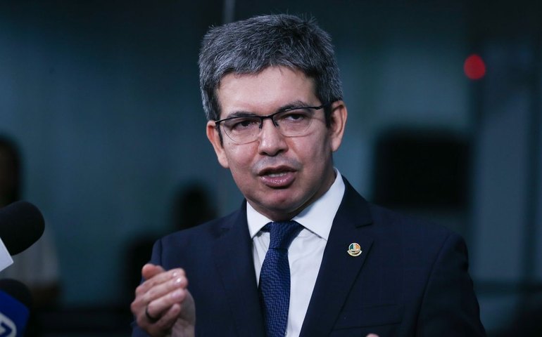 Rotular facções como terroristas não combate crime, diz Randolfe