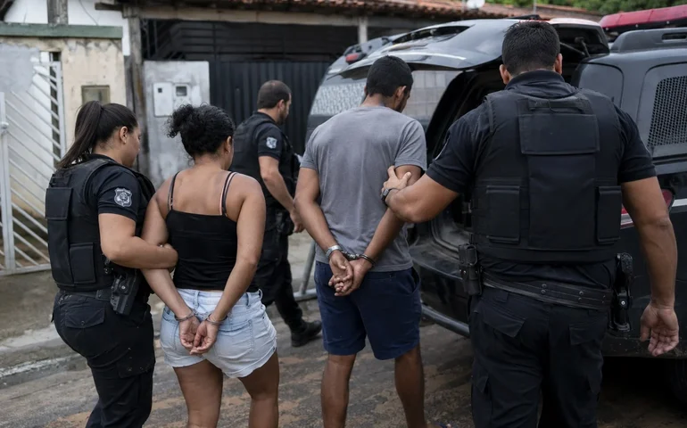 Criança de 3 anos é resgatada com marcas de agressão em Maceió; mãe e padrasto são presos
