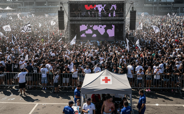 Sob forte calor, festa do Corinthians reúne torcida e trio elétrico na Neo Química Arena