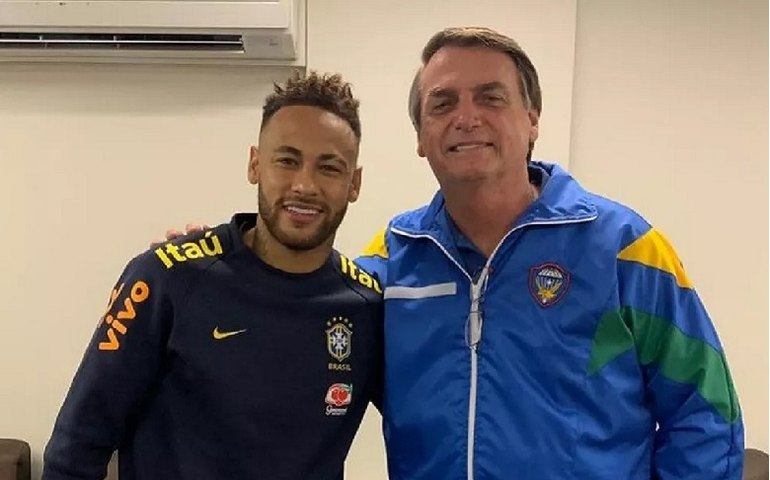 Bolsonaro concedeu a Neymar uma das maiores honrarias antes de deixar cargo