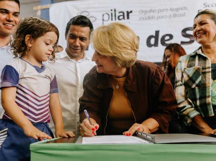 Prefeita Fátima Rezende entrega creche reformada e assina seis ordens de serviço para “reformaço” nas escolas de Pilar