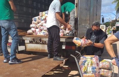 Quatro toneladas de alimentos são entregues aos ambulantes de Marechal Deodoro