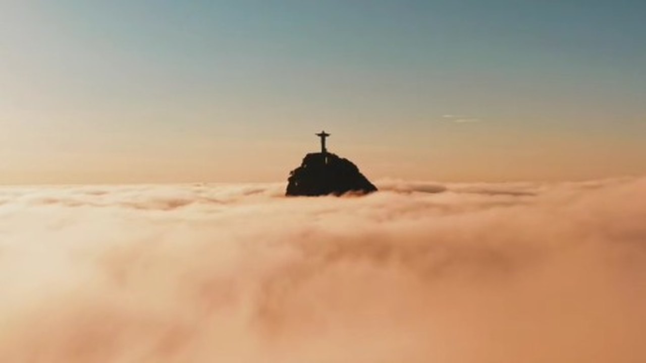 Vídeo mostra Cristo Redentor 'flutuando' sobre neblina e encanta internautas; assista