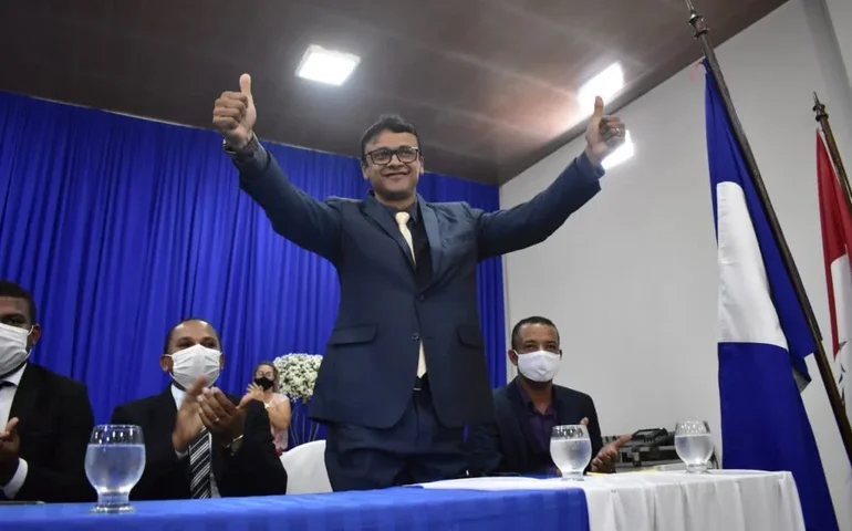 Justiça cassa diplomas de prefeito e vice de Passo de Camaragibe por abuso de poder político