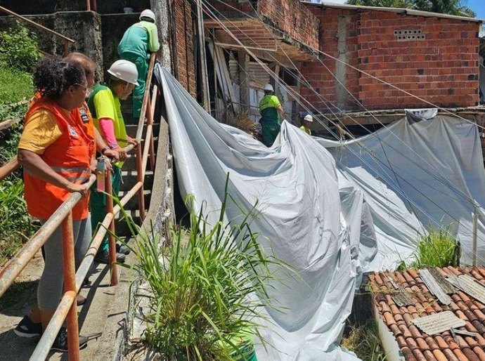 Defesa Civil de Maceió aplica mais de 17 mil m² de lonas em áreas de risco em 2026