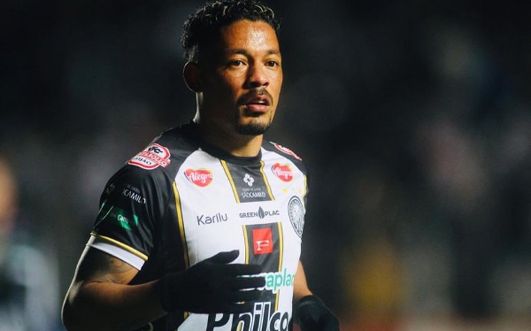 Operário faz dois de cabeça, vence a Chapecoense e respira na Série B