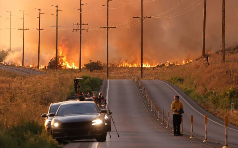 EUA enfrentam caos no clima. Calor extremo afeta o Leste. Já o Meio-Oeste sofre inundações