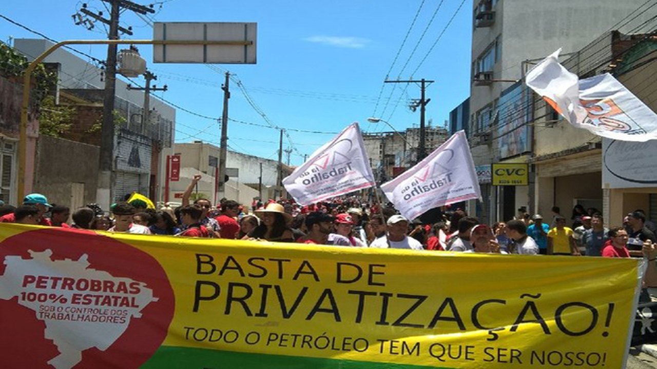 Manifestação fecha ruas do centro de Maceió contra PEC do teto dos gastos
