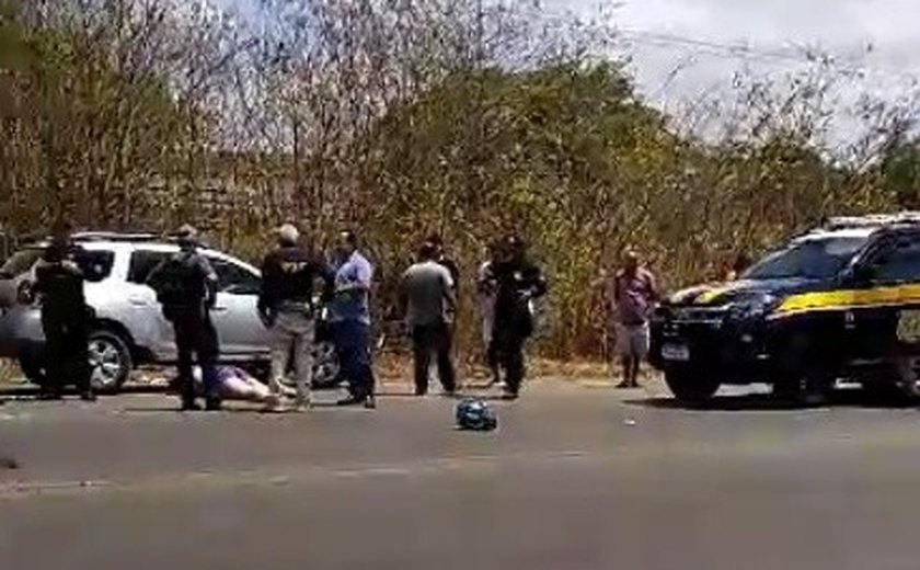 Mulher em uma motocicleta morre ao colidir com carro, em Palmeira dos Índios