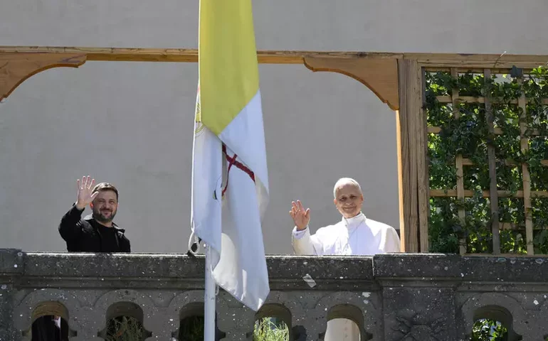 Papa interrompe repouso e recebe Zelensky em Castel Gandolfo