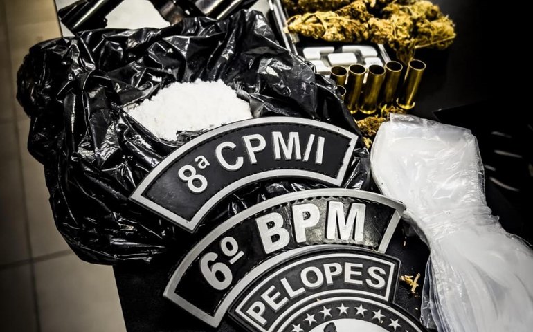 PM apreende arma, prende foragido da justiça e quatro acusados de crimes durante abordagens no interior