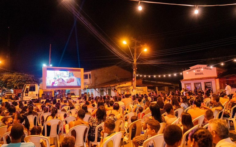 Cine Massa encerra a primeira semana com cinema itinerante em quatro bairros de Maceió
