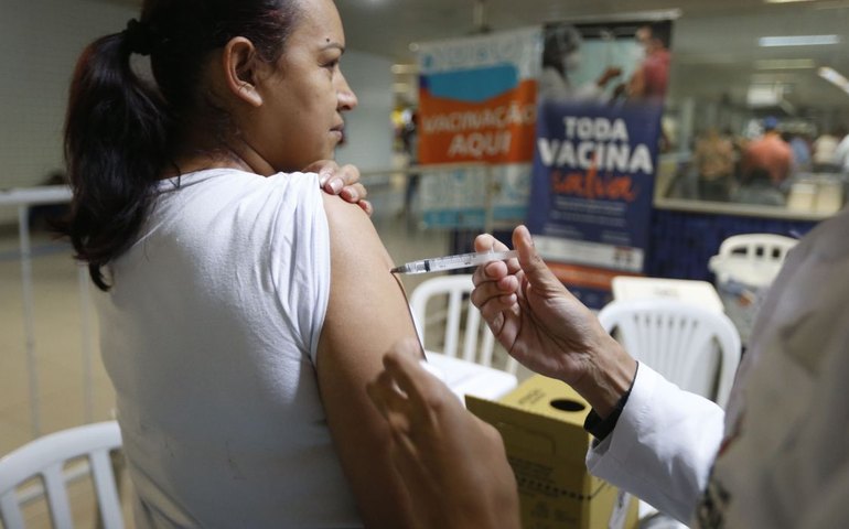 Vacina da covid também protege contra complicações cardíacas da doença