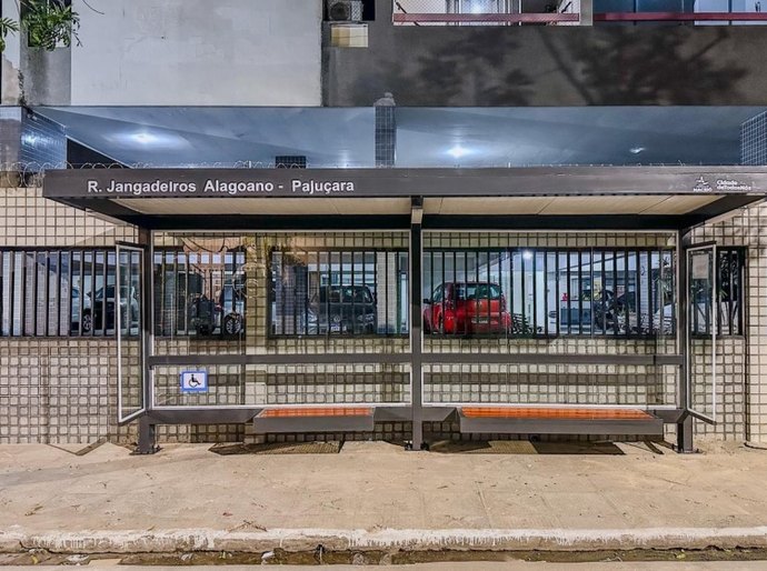 Prefeitura instala novo abrigo de ônibus na Rua Jangadeiros Alagoanos, na Pajuçara