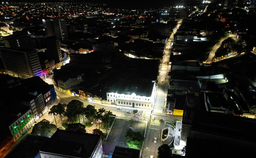 Ruas do Centro de Maceió têm iluminação pública modernizada com tecnologia LED