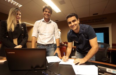 JHC assina acordo de cooperação para implantar Táxi Maceió