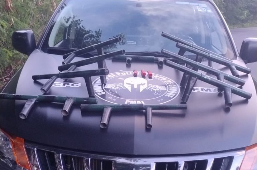 Operação Desarme: Polícia Militar apreende armas artesanais e munições em área de mata no Pontal da Barra