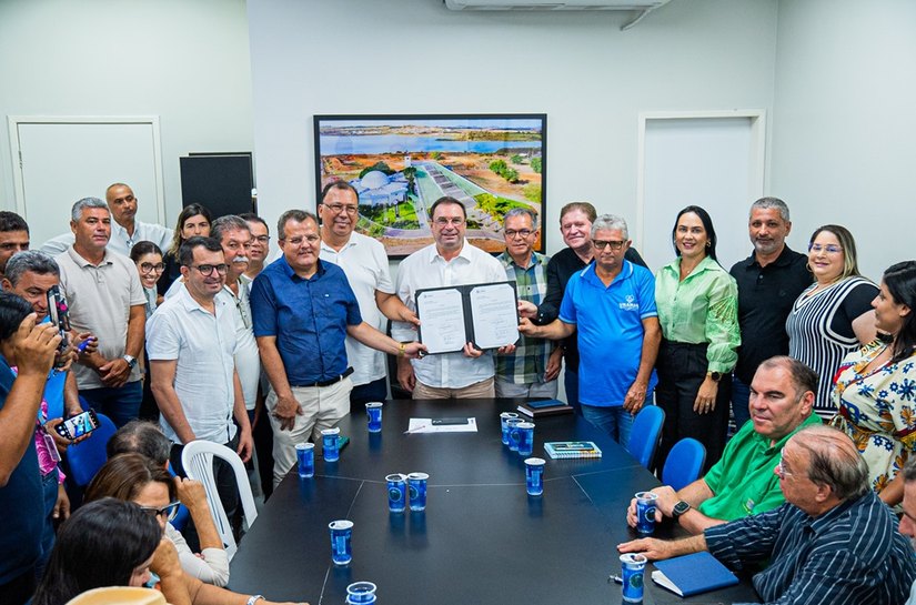 Prefeito Luciano Barbosa lança quarta edição do Terra Pronta e assina convênio de R$ 700 mil para associações comunitárias