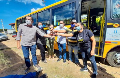 Júlio Cezar entrega ônibus, fardamentos e kits de alimentação escolar para alunos da zona rural