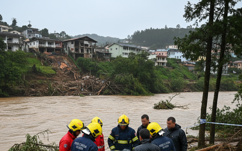 Chuva em Petrópolis: corpo de servidor arrastado por enxurrada é encontrado