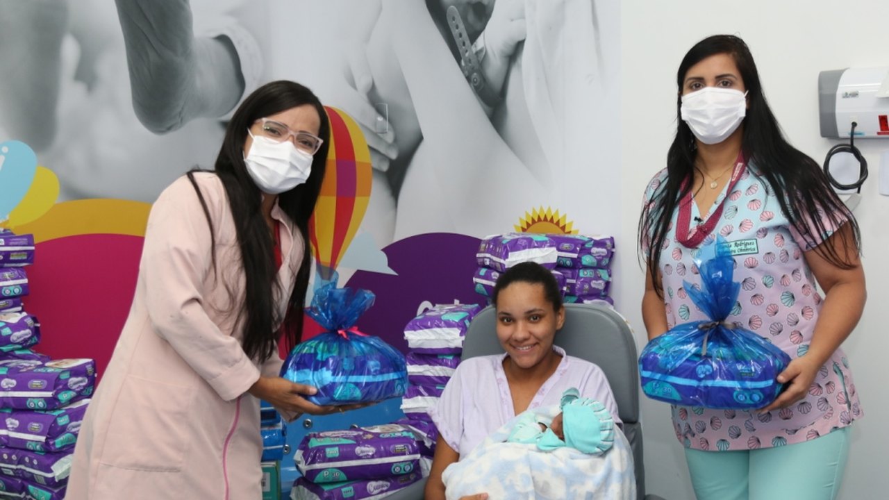 Campanha entrega kits de fralda em comemoração ao nascimento de 200 crianças após reabertura da maternidade