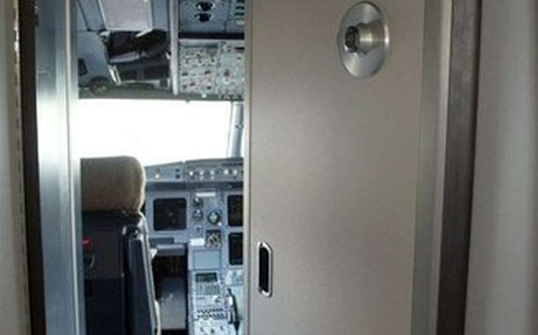 Austrália obriga permanência de duas pessoas em cabines de aviões