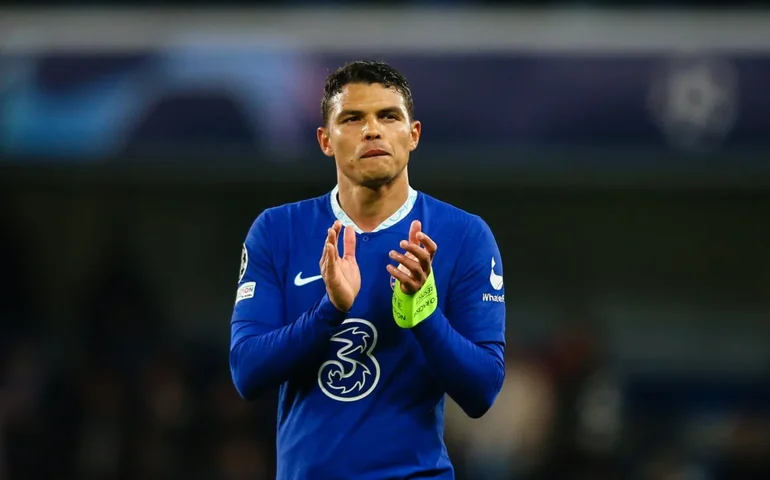 De volta ao Flu? Thiago Silva posa com camisa do tricolor ao lado de David Braz